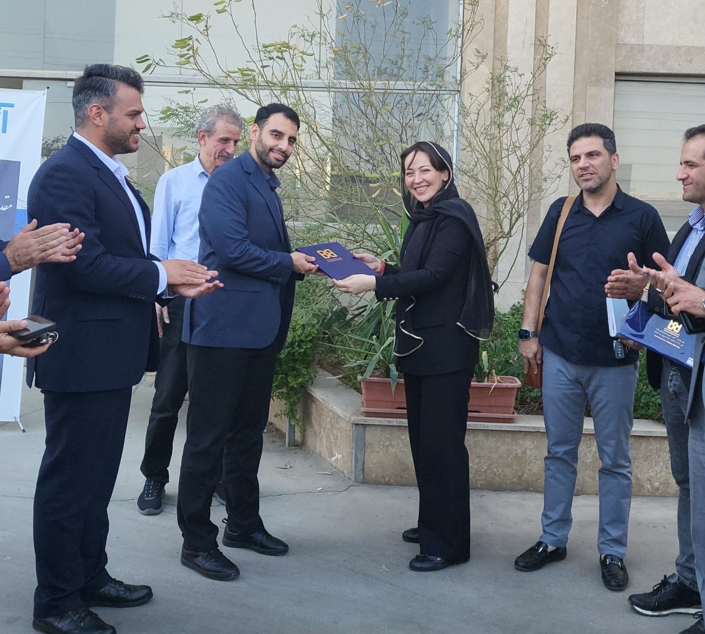 اهدا لوح تقدیر انجمن صنفی بتن آماده